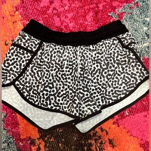 Lululemon Tracker Short III MR - Size 8